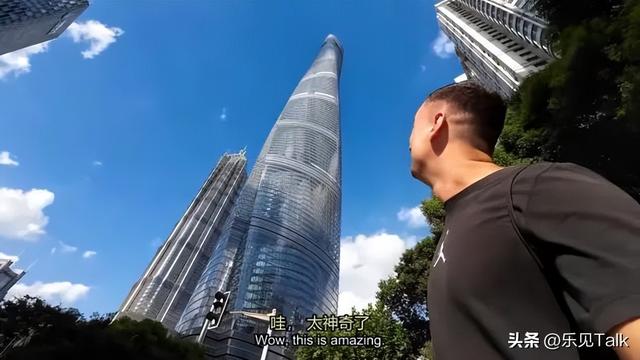 不愧是印度高种姓，太松弛，上海外滩席地而坐，笑晕在网友评论区
