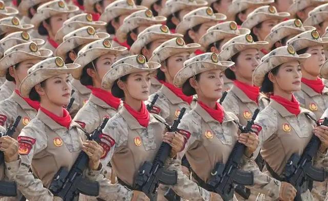 女民兵李思颖阅兵回家后仅半天，又官宣新身份，太牛了，全网恭喜