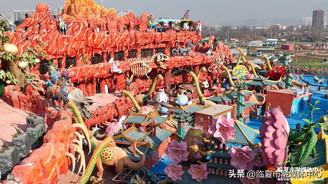 花仙藏河州韵，恐龙述亿年史！花开临夏不夜城景观，藏着独属于花都临夏的“精彩故事 文化浪漫”～
