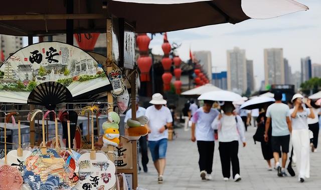 暑假西安城墙旅游热 迎宾开城仪式带领“穿越古今”