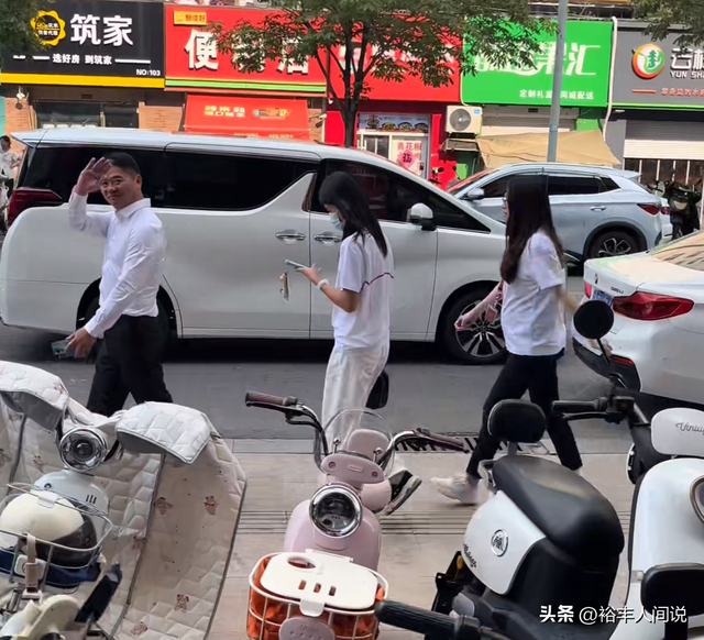 刘强东回宿迁彻底放飞自我！主动揽肩，做鬼脸，用塑料碗大口喝酒