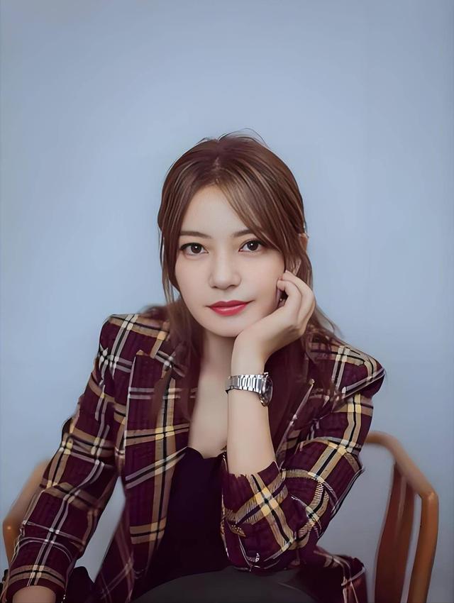1590万资产被冻结！劣迹艺人赵薇走投无路，将15岁女儿当救命稻草