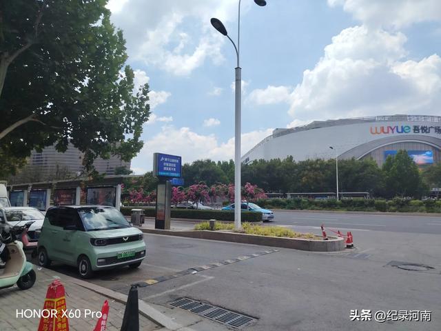信华建国酒店和新城吾悦广场，如同商丘市中心城区的两颗璀璨明星