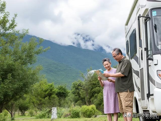退休夫妻自驾游,每月退休金多少才够?详细开支表来了!