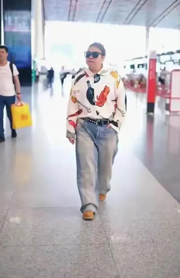 55岁韩红瘦后似换个人,穿花衬衫不丑,意外时髦年轻,气质拉风