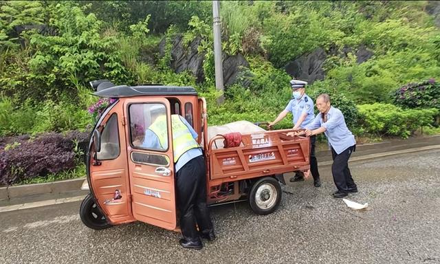 万峰林景区：“旅游警务”绘就平安“警”色