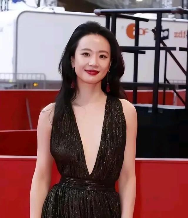 这跟不穿有啥区别？32岁李梦真空上阵，几乎全裸，网友直呼太大胆