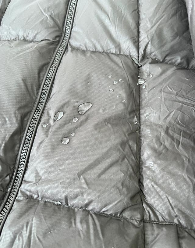 月薪2万舍不得买的羽绒服，为啥被年轻人买爆了？真相扎心