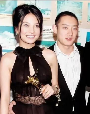 德不配位必有灾！49岁赵薇近照曝光，离婚无事业，却还有一张底牌