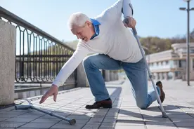 双腿没劲、走路脚底有踩棉感，一定就是颈椎病？必须要手术？图片