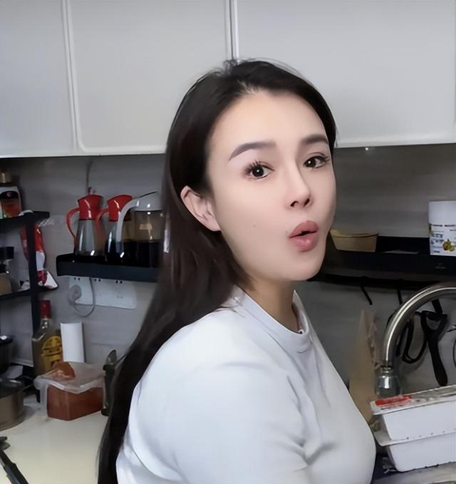 拳王邹市明自爆破产	，不止赔光2亿，其妻子参加婚礼耍酒疯