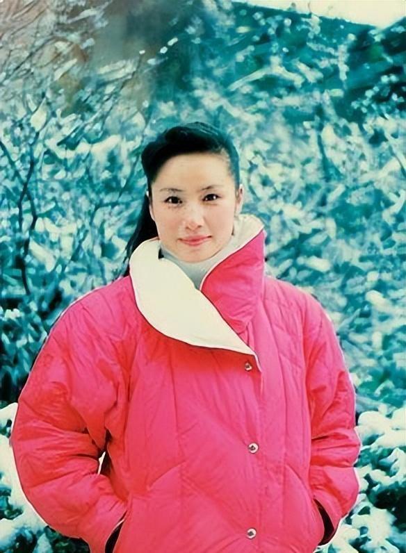 64岁徐俐晒北京小院，和二婚丈夫住农村平房，院子大得能跑步