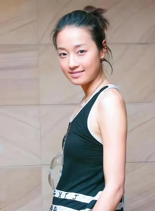 面相变了！49岁的马伊琍眼里的光消失了，王菲说果然没错