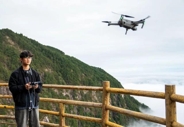 第三只眼看中国·打卡魅力江西 | 外籍博主赞叹明月山云海奇观，高山奇景震撼世界！