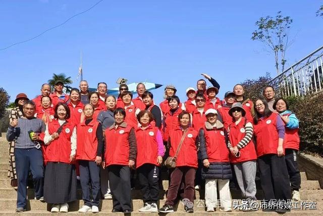 最美水杉林里志愿红