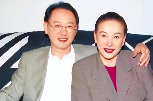 母亲是影后，父亲浦东开发第一人，继承上海百套房，21岁身价百亿