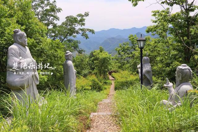 浙江绍兴这个公园依山傍水，两根石笋营造美丽风光，成为休闲胜地