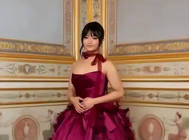 比亚迪老板女儿参加巴黎名媛舞会，她打扮贵气，长得像爸爸王传福