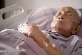 2001年，广西村民抓眼镜蛇泡酒，一年后打开酒坛被咬，为何蛇没死图片