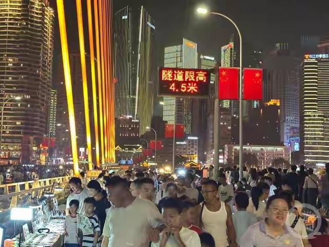 重庆人又“宠粉”了！千厮门大桥10分钟变夜市，这波操作太绝了