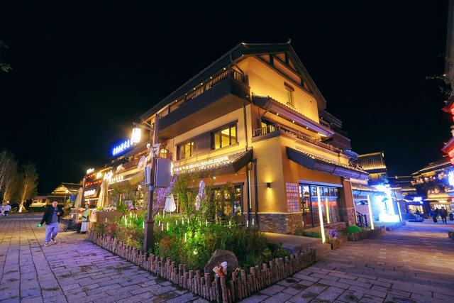 长白山恩都里度假区，旅游打卡新地标，感受夜色里的浪漫与新潮
