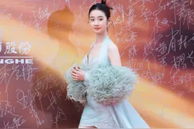 00后清纯甜美小花张艺凡，美腿白长直细嫩，穿上丝袜反差太大了图片