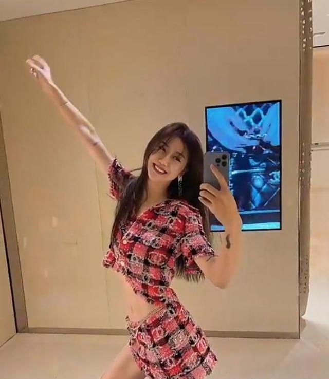 孙悦新欢终露面，一身运动装，前妻与女儿定居美国，美貌不减当年
