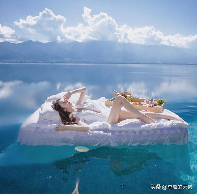 卓仕琳白衬衣度假美图，大长腿吸睛，好唯美的海边氛围