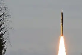 普京拿出大手笔，俄军试射三枚洲际导弹，两枚落在美国眼皮底下图片