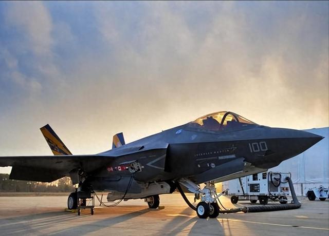 出大事！美国亮杀手锏：F-35搭载核弹起飞，毒刀已伸到中俄脖子下
