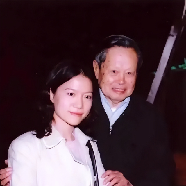 杨振宁去世不到2月，令人担忧的事还是发生，翁帆近况被曝惹争议