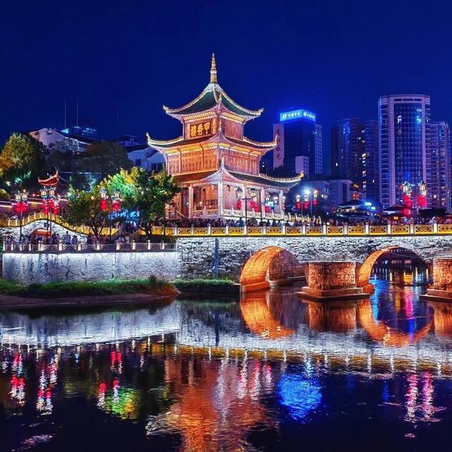 舌尖上的中国：十大美食之都的饕餮之旅