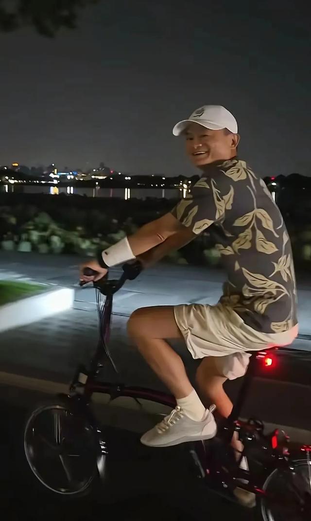 马云骑车夜游西湖遇粉丝，美女激动搭讪，马云说很凉快 单车很昂贵