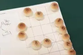 没有条件创造条件！学生下课用小馒头下象棋#，老师感慨：真是创造力无限图片