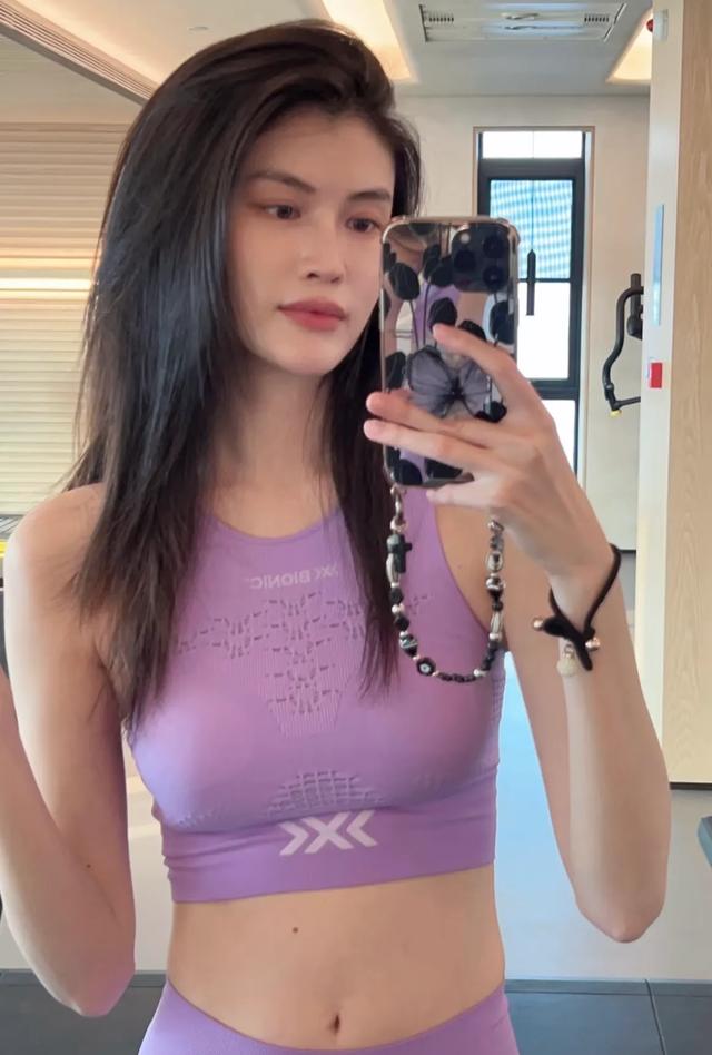 何穗健身照曝光，身材前凸后翘，不愧是顶级超模！