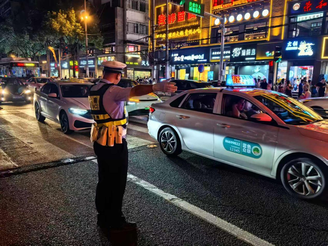 “爽爽贵阳”迎客来！甲秀楼“点燃”周边经济 多部门护航避暑游