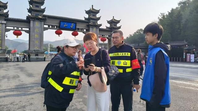 志愿者守护千山 以服务绘就文明旅游风景线