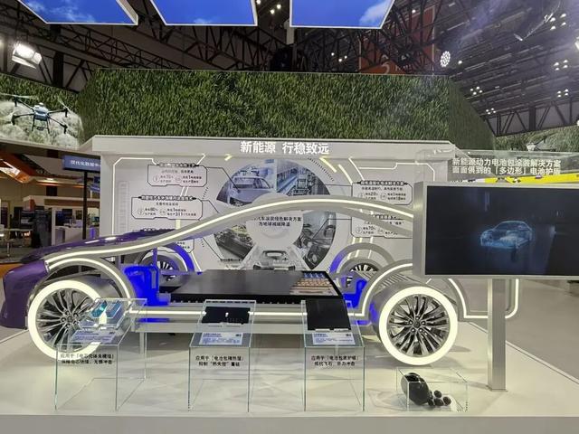 速看！中国石化AI人形机器人首次亮相2025进博会！