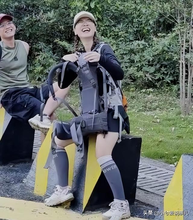 广东女子登山脚崴，被陌生小伙背40分钟下山，恶心的一幕却出现了
