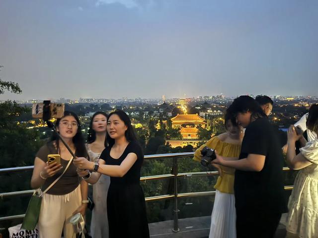 焕活中轴 | 景山紫禁之巅，望光影中轴