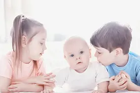 为什么小宝宝痴迷于“啃脚丫”？背后的原因令父母哭笑不得···图片