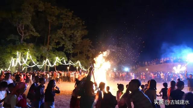 共点篝火、三县狂欢！7.18→8.20！建水、元阳、石屏彝族火把节狂欢指南，每日精彩不重样