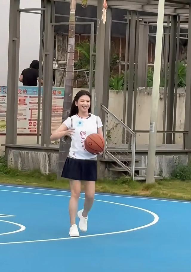 47岁刘涛打篮球被偶遇，真实状态身材不错，没有说的那么年轻漂亮