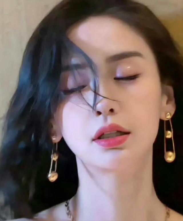 离了婚的女人果然销魂！杨颖这上衣是不是有点太紧了。