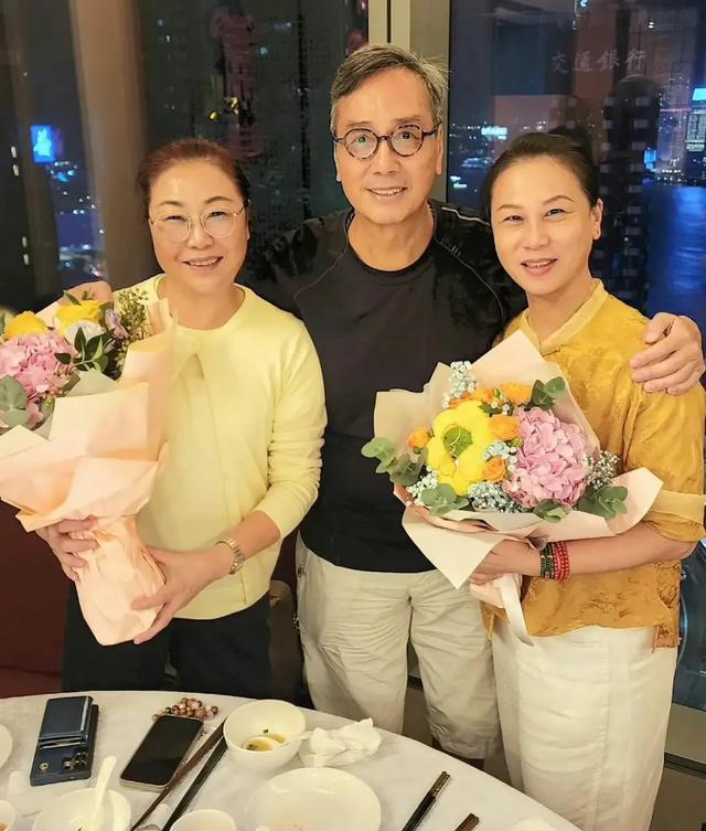 刘晓庆73岁前任罕露脸，头发花白仍玉树临风，两人分手后至今未婚