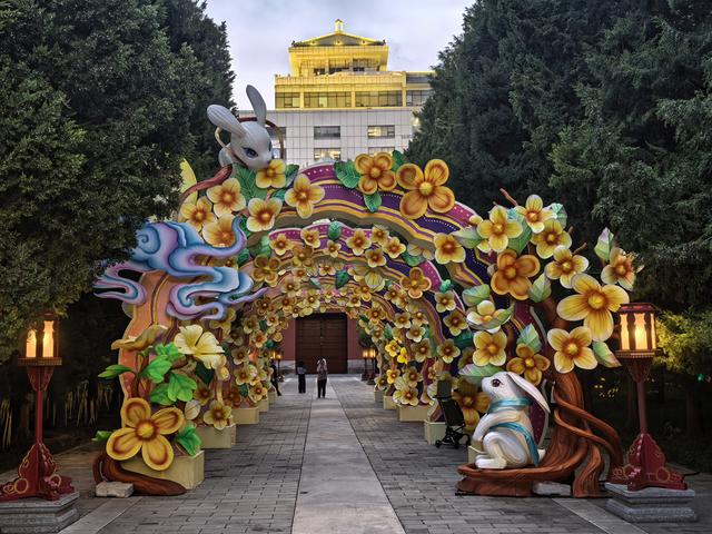 北京月坛公园彩灯准备就绪迎双节。