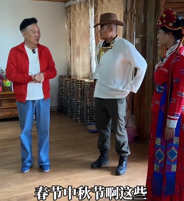 央视主持人张泽群:55岁才当父亲，妻子跑了儿子丢了	，今孤身一人