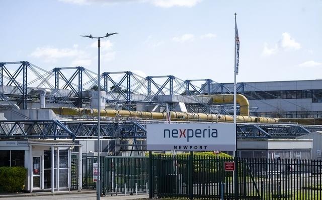 60万人抗议	，菲媒突曝黄岩岛属华！马科斯350亿军购换来了什么？