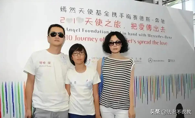 李亚鹏欠债4.6亿，19岁女儿李嫣却被全网逼债，王菲也护不住