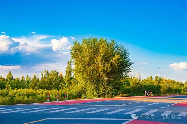 秋天:鸣沙山景观大道成为敦煌最美观光公路